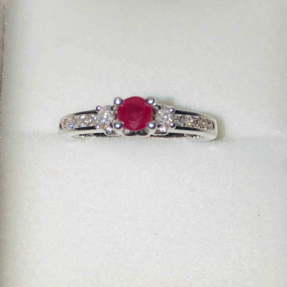 New Ruby, Diamond and White Gold Ring w Appriasal - Picture 5 of 11